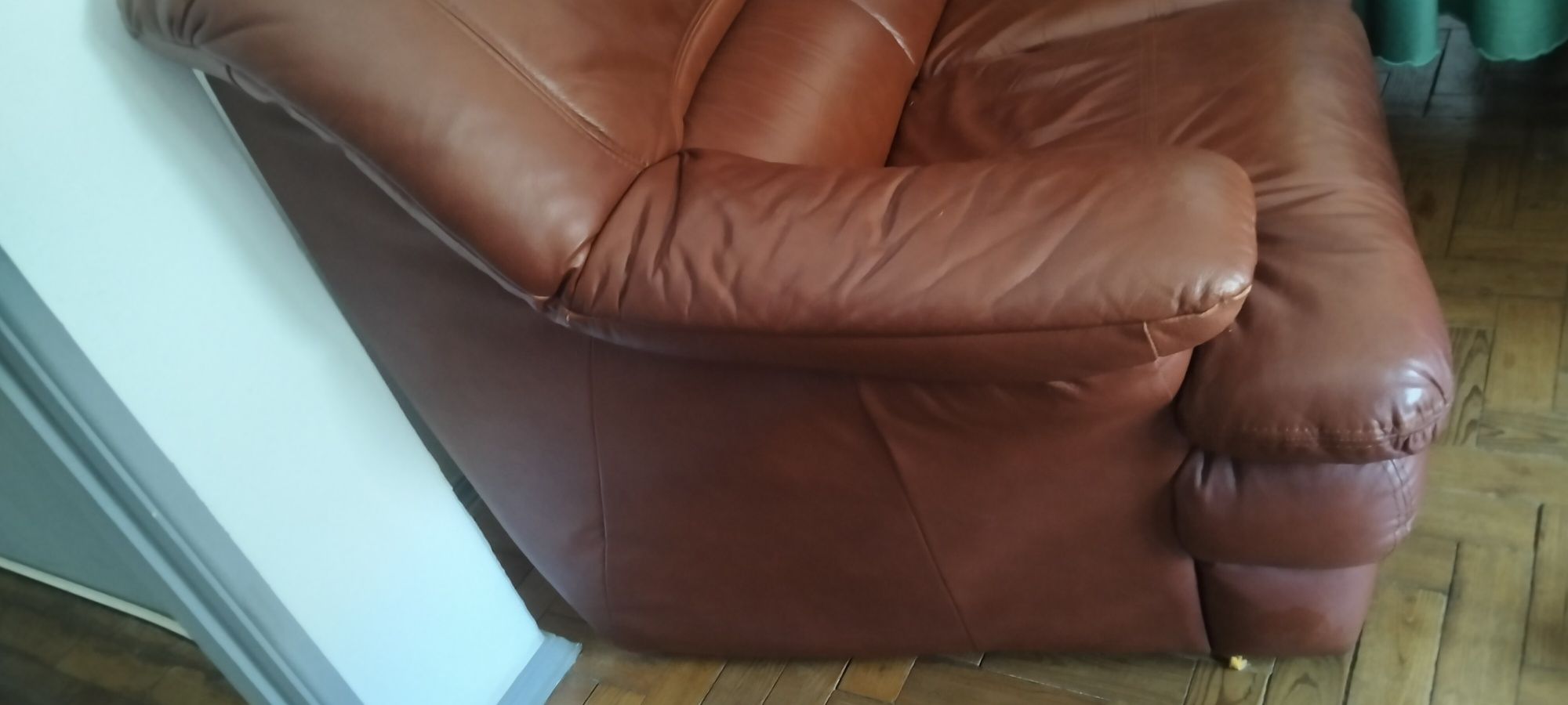 Sofá em pele, em óptimo estado, motivo da venda é desocupar a casa..