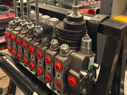 Rozdzielacz hydruliczny 8-sek., 2 joysticki