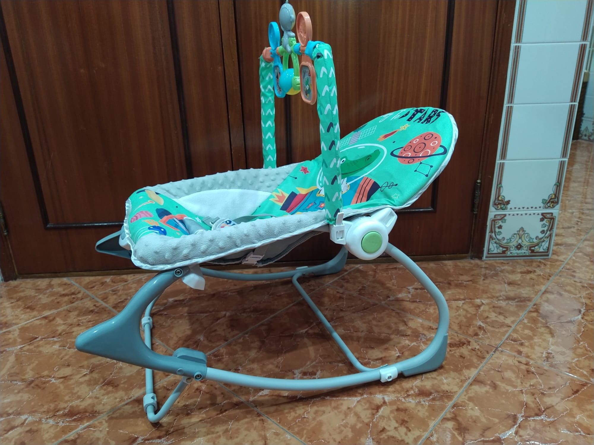 Espreguiçadeira e cadeira com atividades e música para bebé casa.