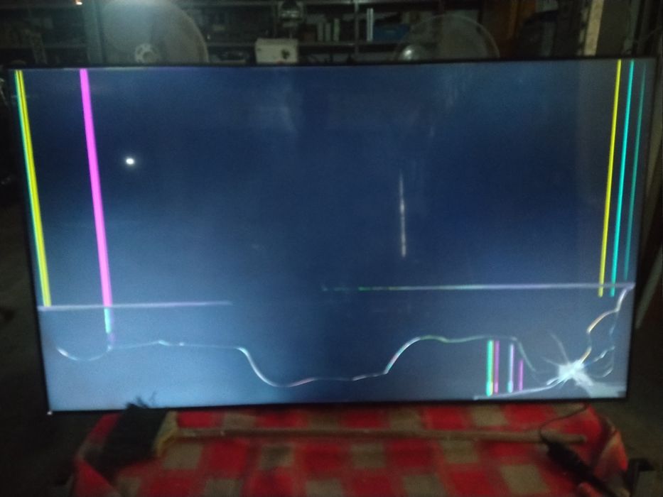 Smart TV Samsung 75 in peças UE75TU7025K  tela partida casa quarto.