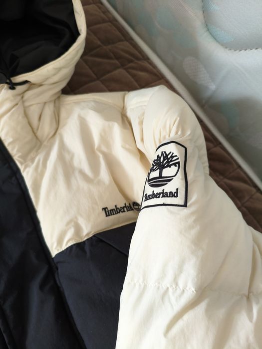 Kispo de cor beje e preto da marca Timberland