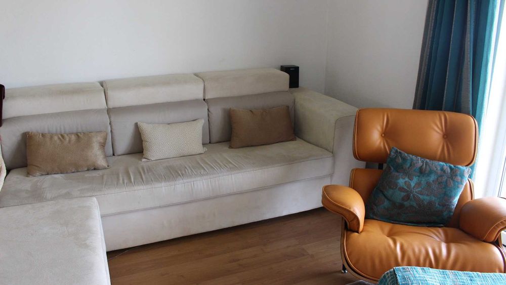 Sofá beje com chaise longue