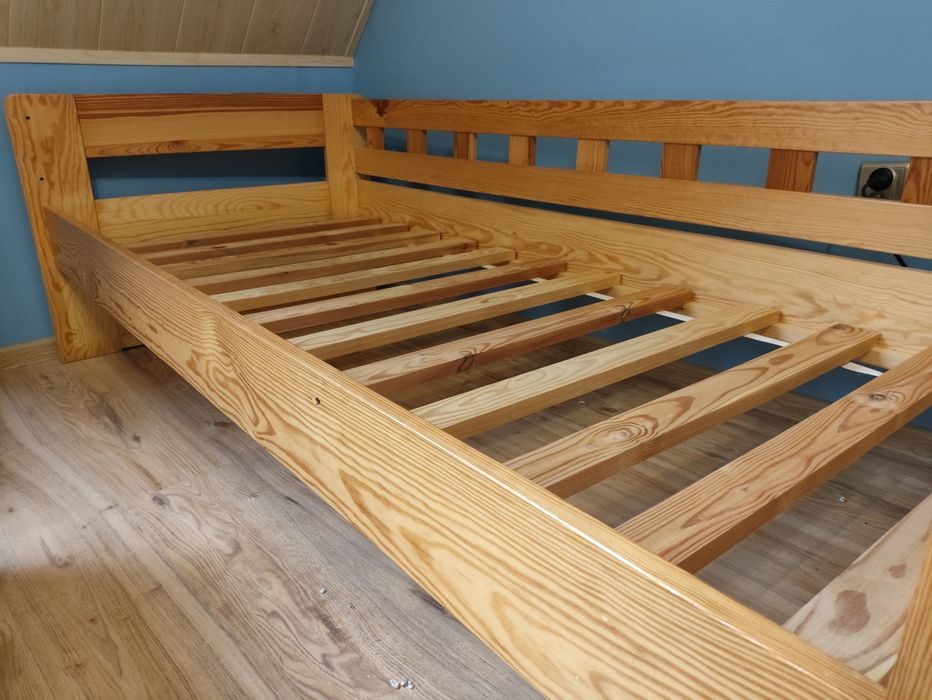 Łóżko sosnowe lakierowane