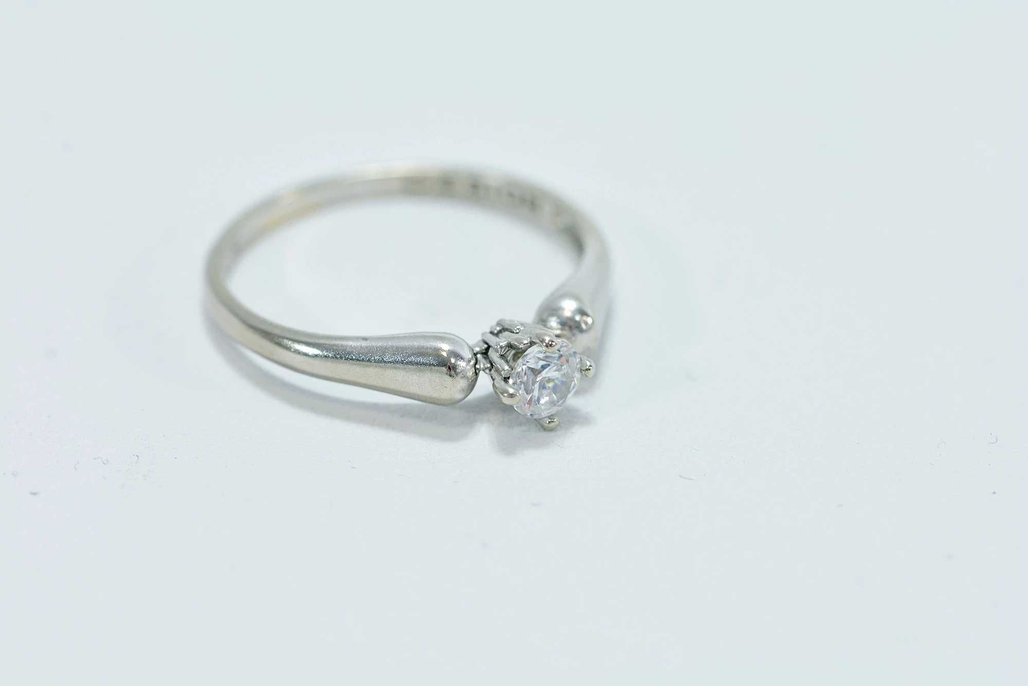 Zaręczynowy pierścionek białe złoto 585 zl324