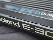 Roland e30 z pokrowcem.