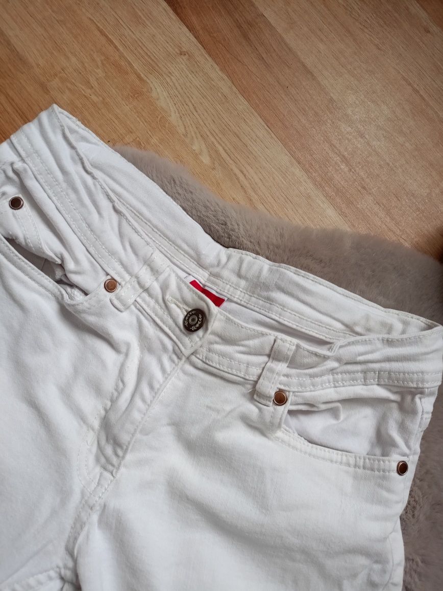Białe spodnie jeansowe mom jeans z dziurami nogawka 7/8