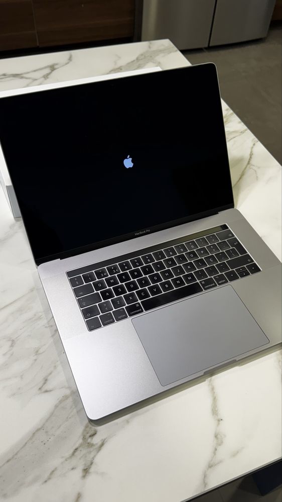 Macbook Pro 15” 2017 [Intel Core i7 / 256GB / 16GB RAM]