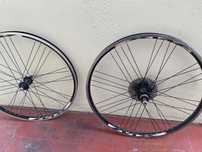 Vendo par de rodas 26  mx com cubos shimano de disco / vbrake