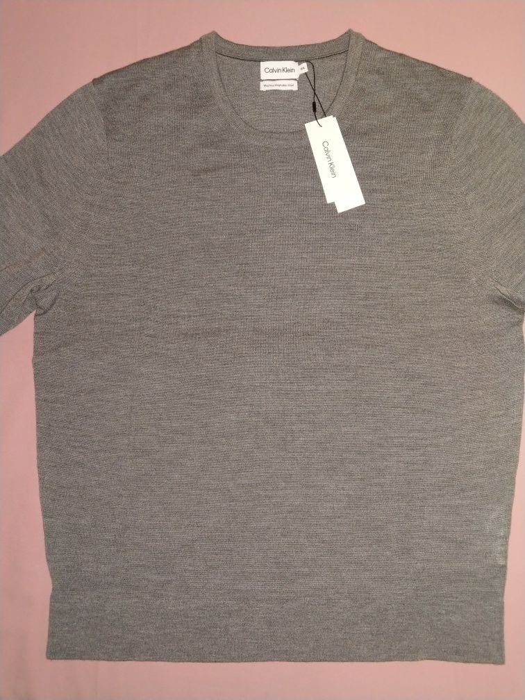 Wyprzedaż lekki swetr męski Calvin Klein.