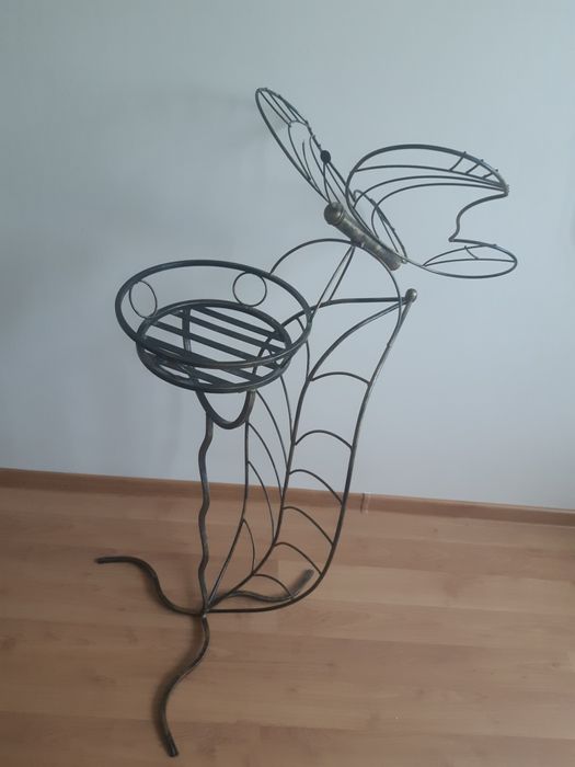 Stojak na kwiaty kwitnie metalowy motyl