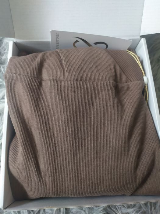 Sukienka Rose L Sugarfree z dekoltem