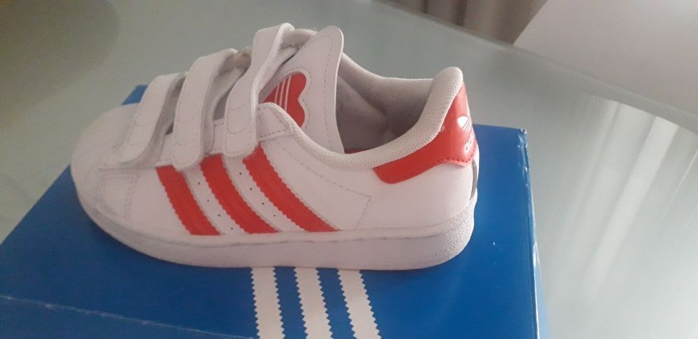 Tênis Adidas menina modelo super star, como novos.