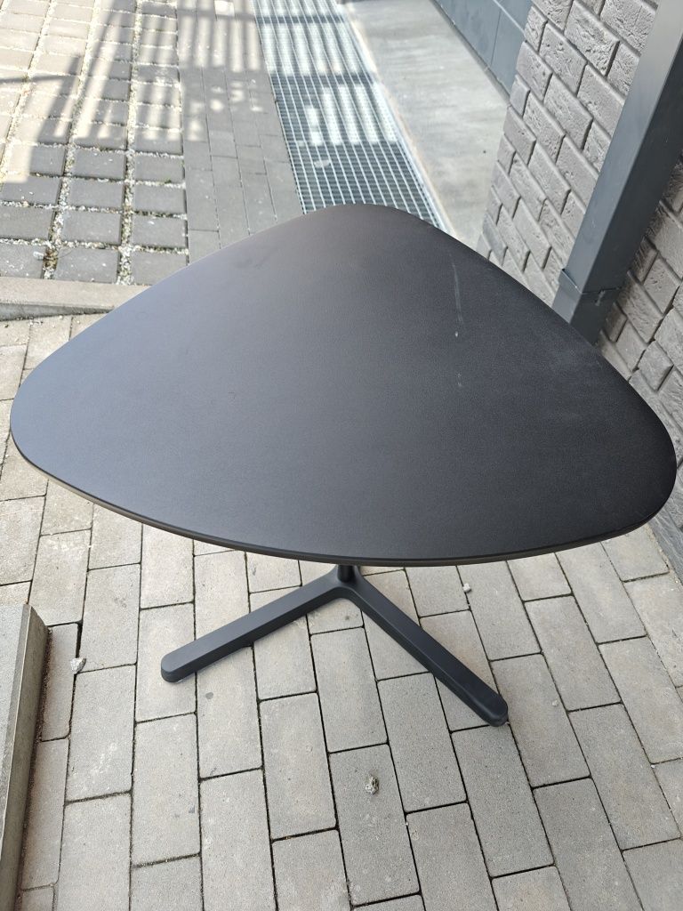 Czarny stolik na laptopa Ikea
