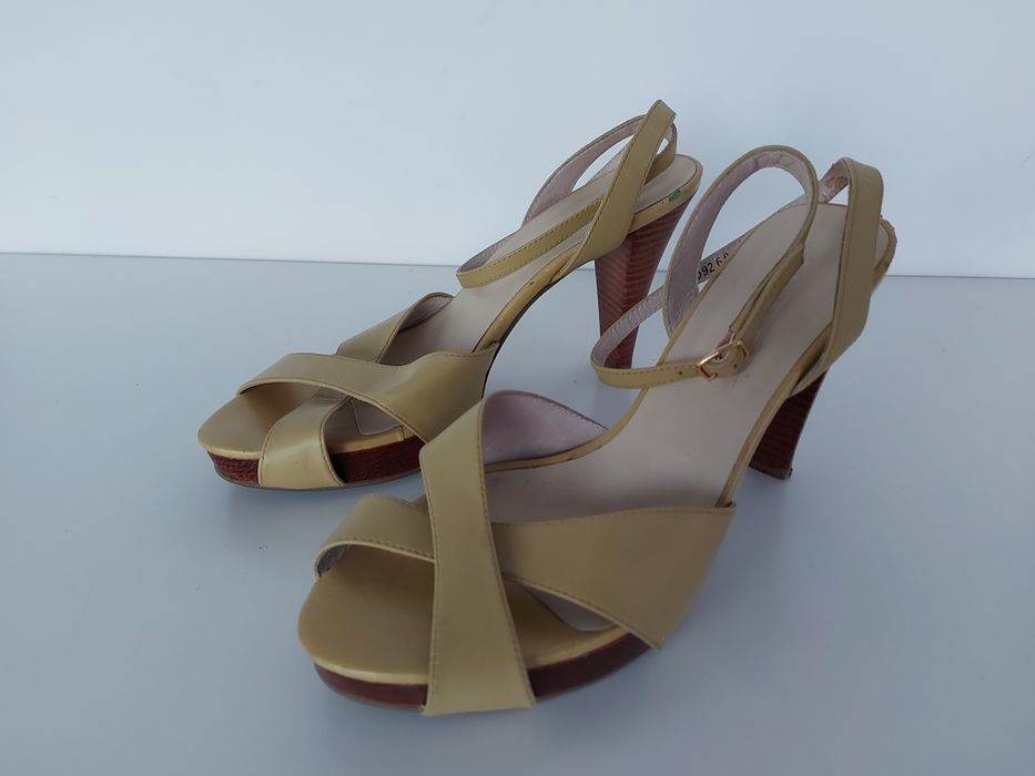 Buty sandały skórzane Reserved w rozmiarze 39