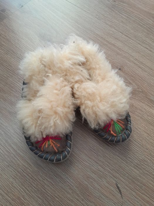 R. 23 kapcie góralskie dla dziecka