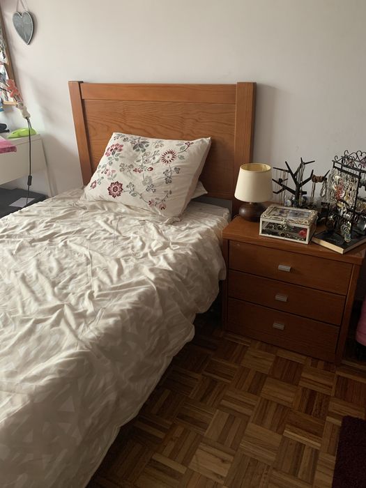 Cama individual + mesa de cabeceira