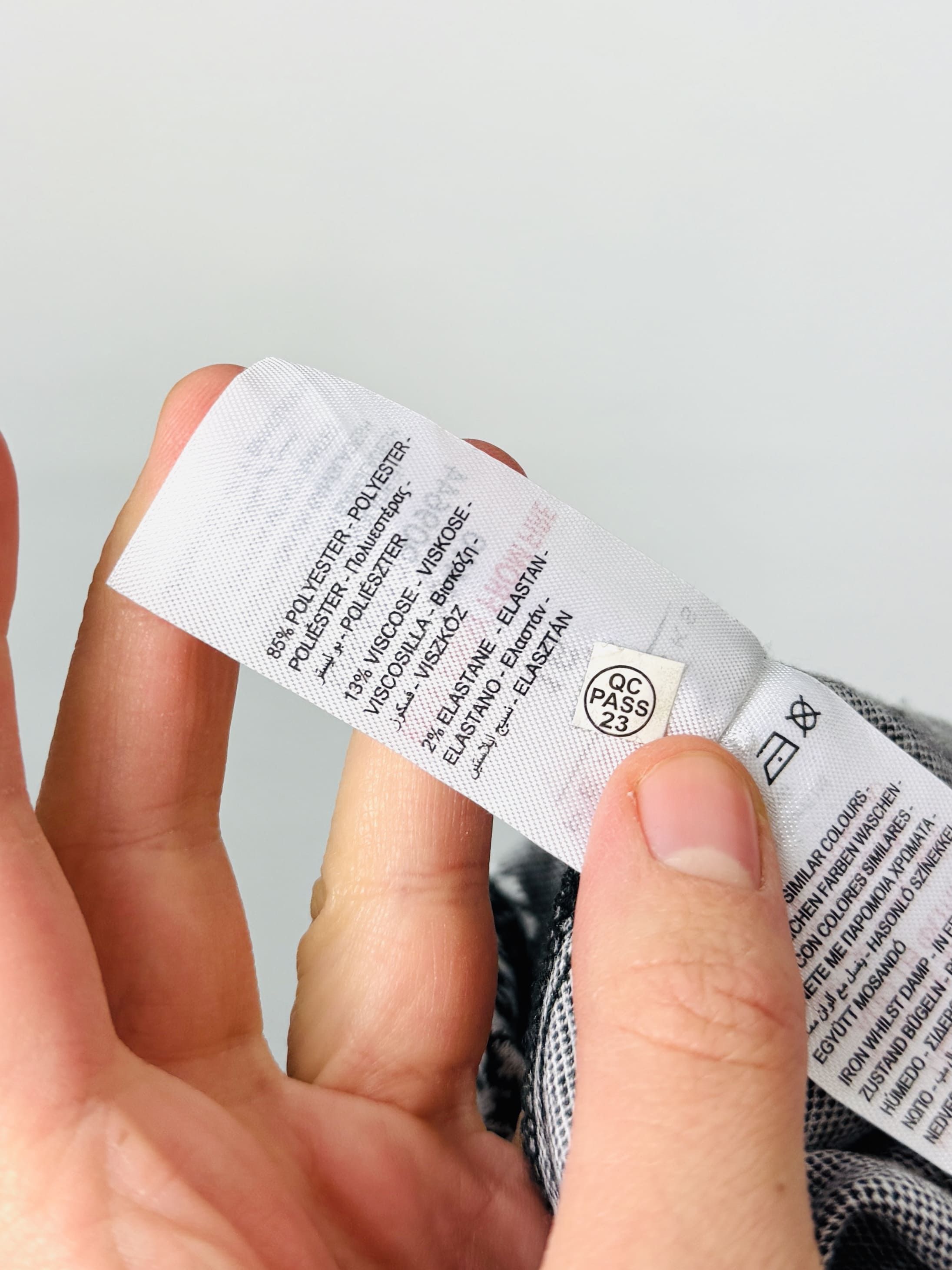 Czarno-biała prosta sukienka w pepitkę na szerokich ramiączkach XXL