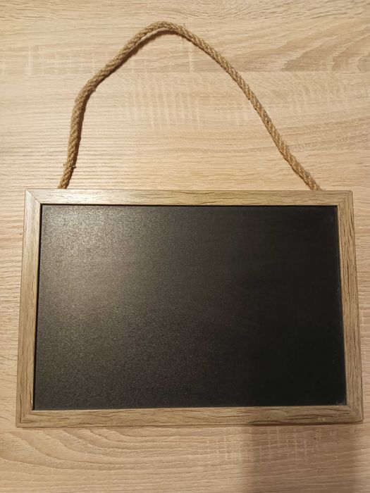 Mała tablica kredowa w drewnianej ramie na jutowym sznurku 20 x 30 cm