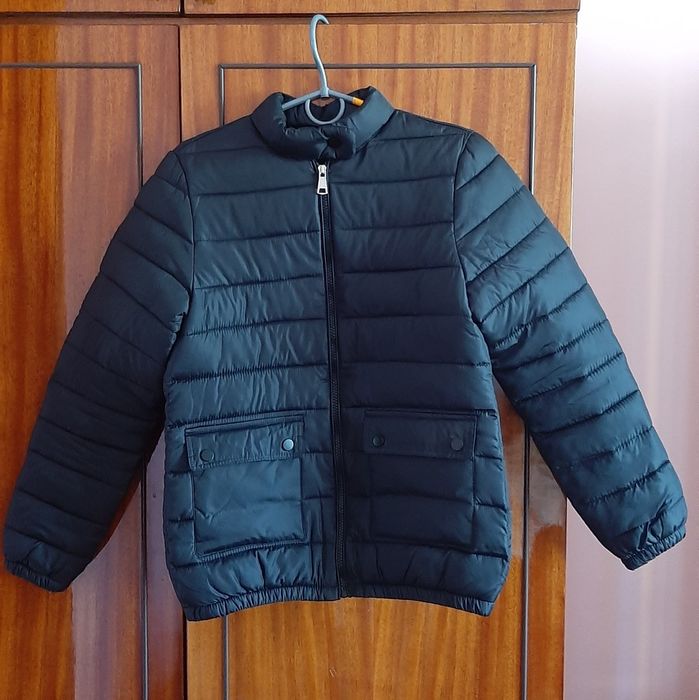 Чорна осіння стьобана куртка