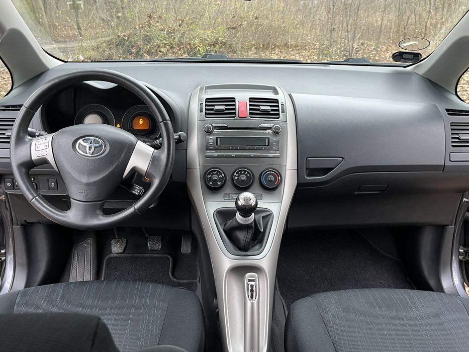 Тойота Auris 1.6 бензин