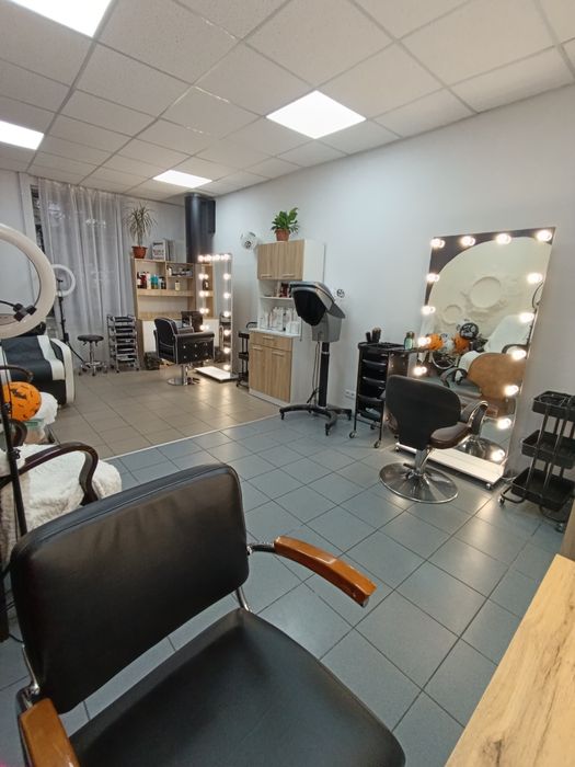 Робоче місце для кератину на площі Маяковского з генератором.