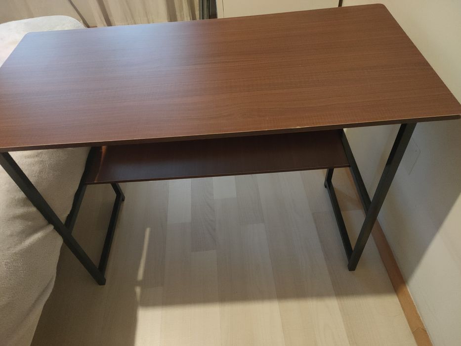 Secretária Castanha