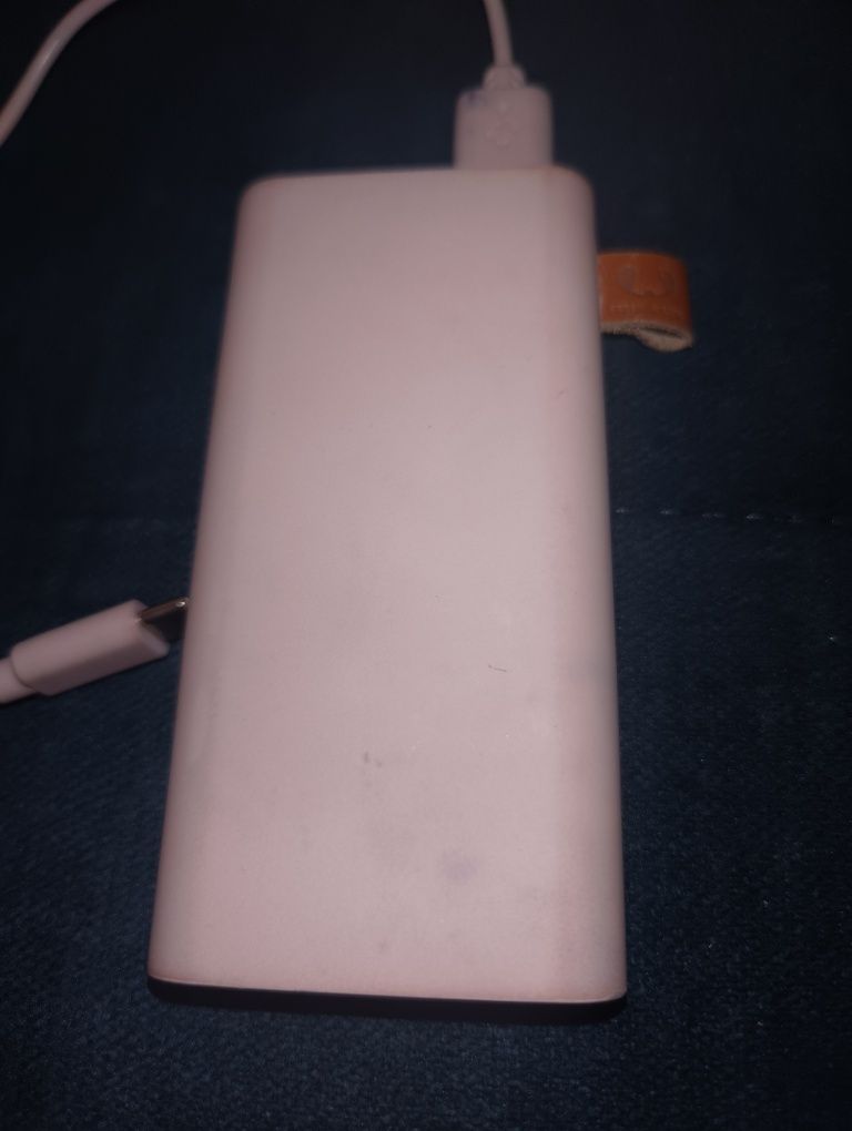 Różowy powerbank 6000mAh idealny do torebki