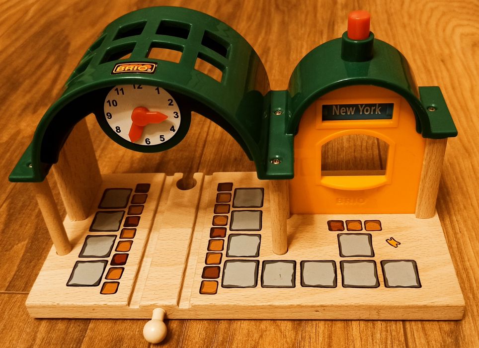 Dworzec kolejowy z efektem dźwiękowym BRIO nr 33680