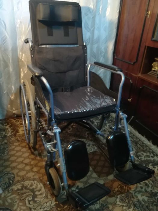 Коляска инвалидная новая есть положение  лежа и сидя,50 см ширина.