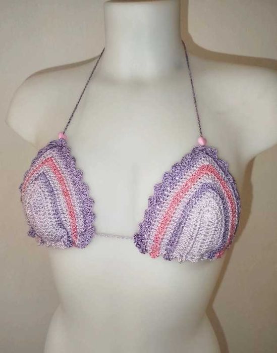 Parte de cima de bikini de crochê, lilás, rosa, e roxo.