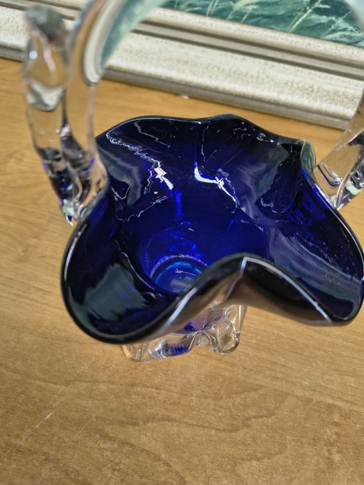 Szklany koszyczek dekoracyjny – ręcznie formowane szkło, kobaltowy