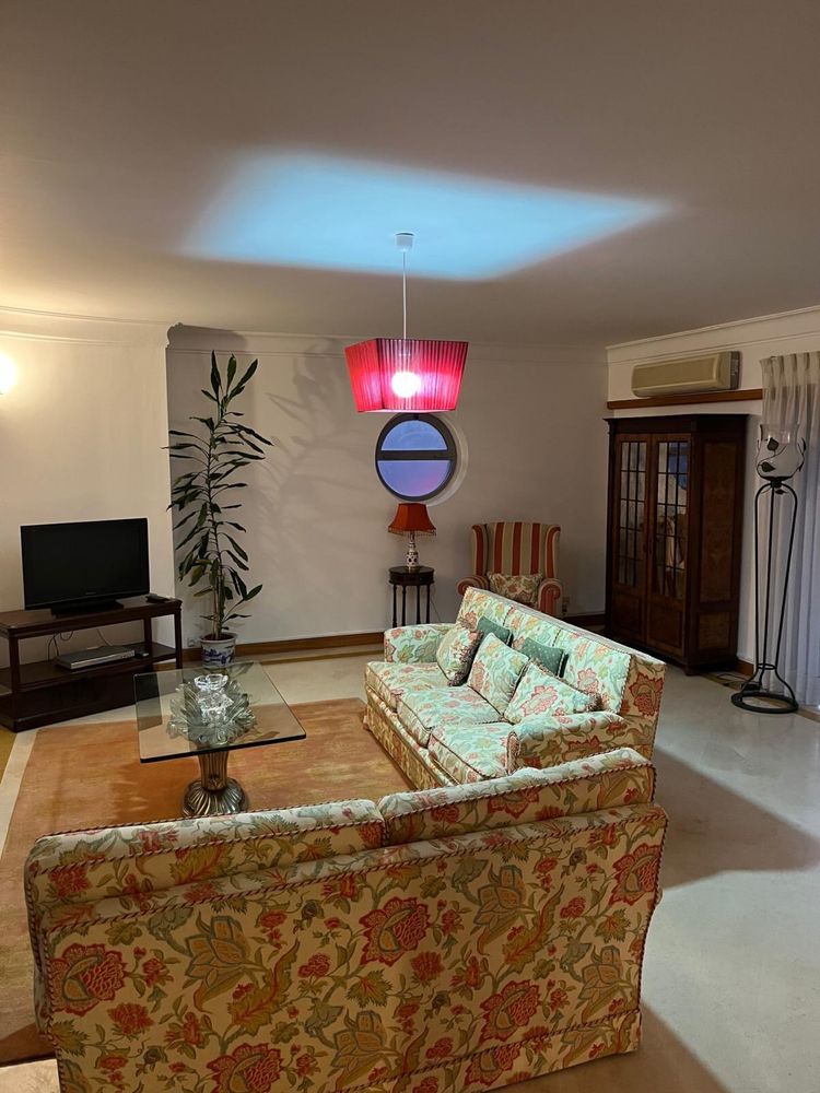Arrendar T3+1 com 200m2 mobilado e equipado em Linda a Velha