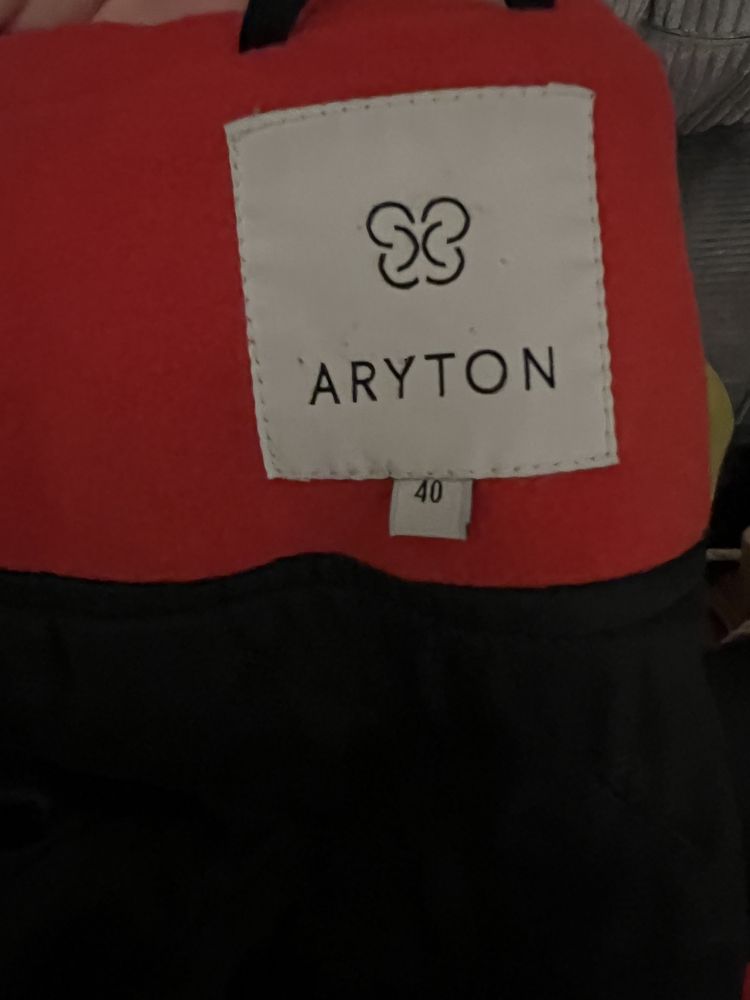 Czerwony płaszcz Aryton