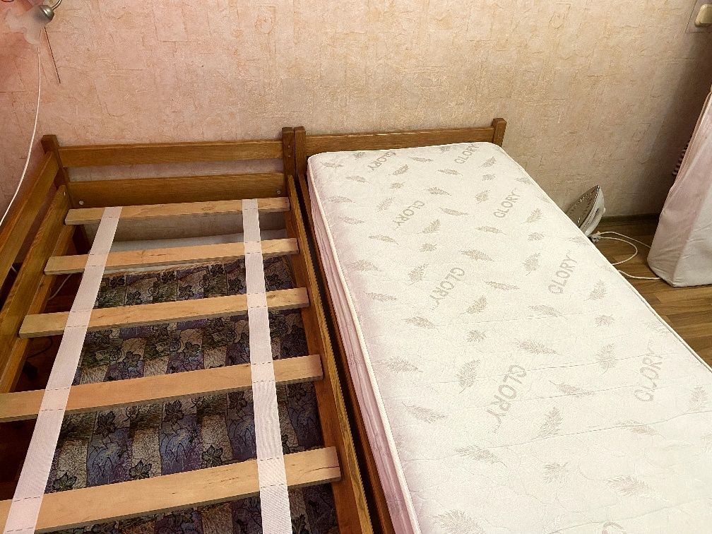 Ліжко дерев'яне у гарному стані