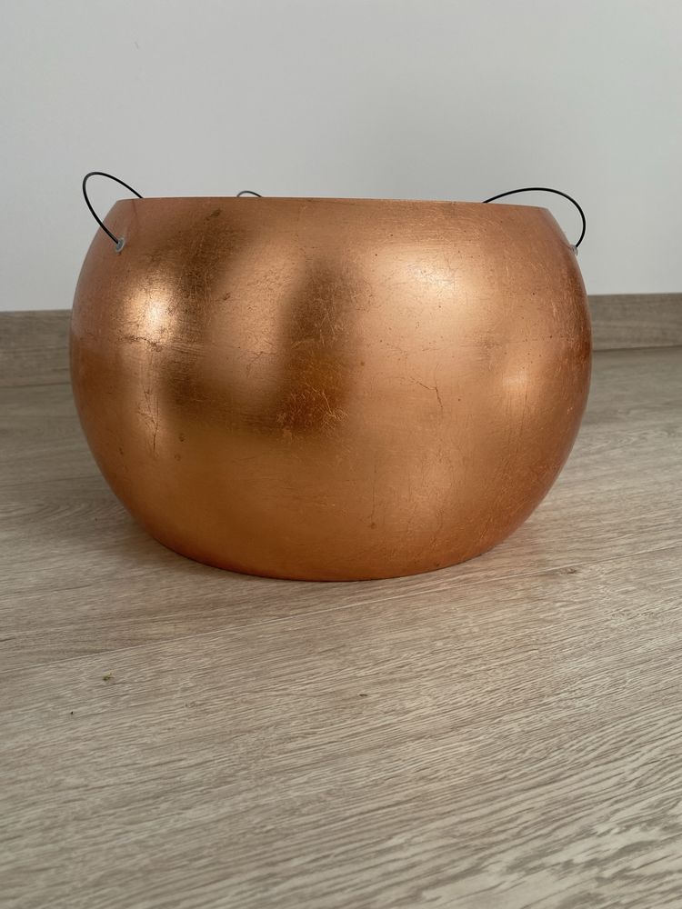 Piekna i nowoczesna lampa w kolorze matowej miedzi szotkowanej