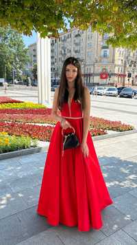 Червона атласна випускна сукня