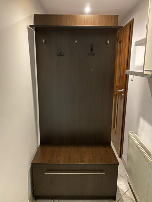 Wieszak na ubrania i szafką na buty