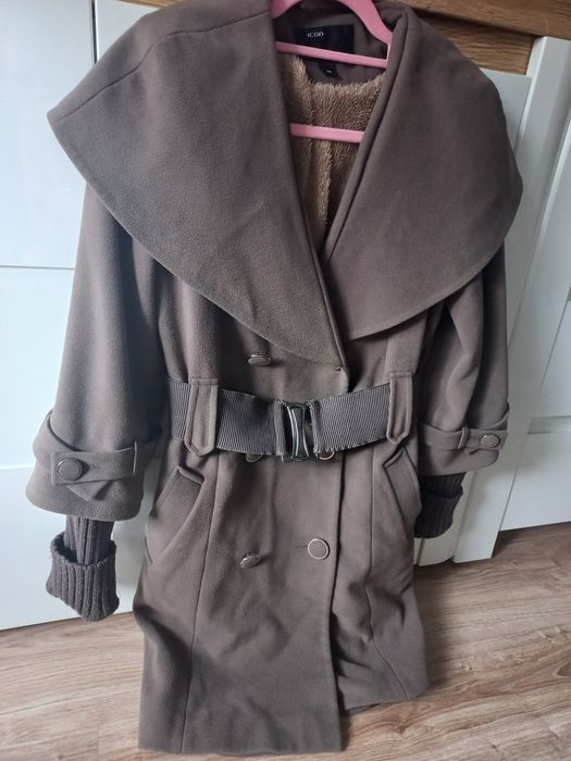 Damski płaszcz z wełnianymi rękawami.