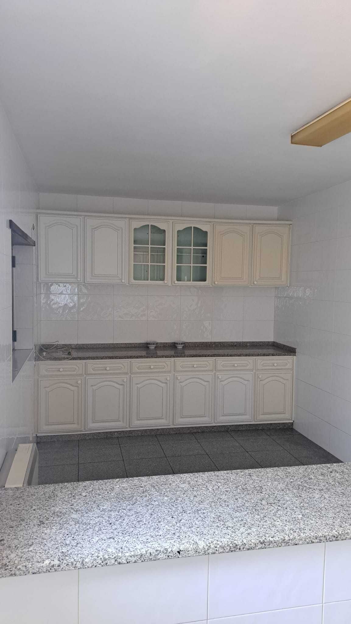 Vivenda T4 com jardim e garagem