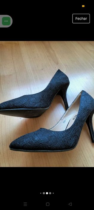 Sapatos pretos de salto alto