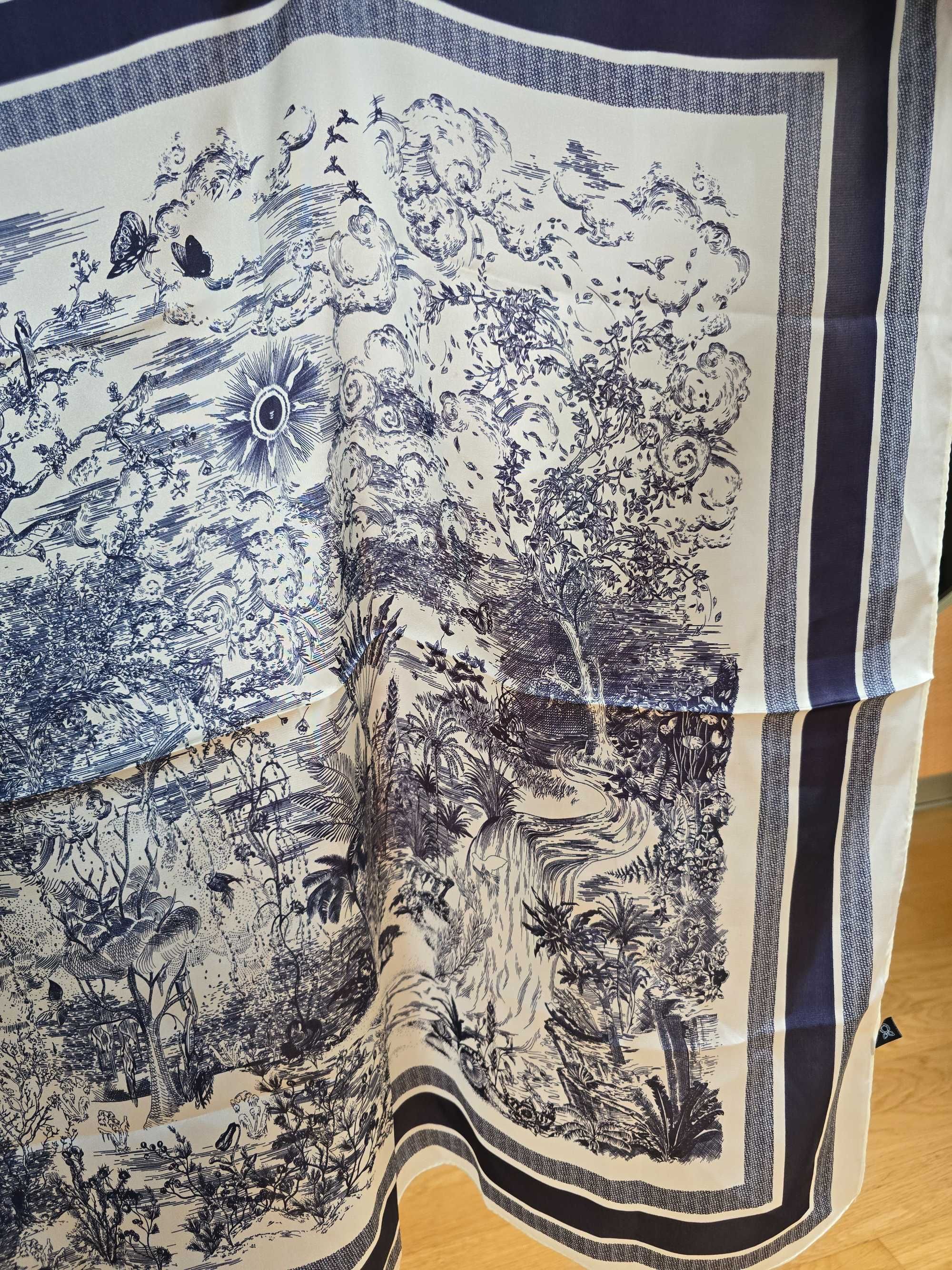 Jedwabny szalik z roślinnym nadrukiem | 70x70 cm