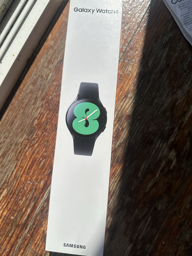 продам Samsung Galaxy Watch 4 в чорном цвете.