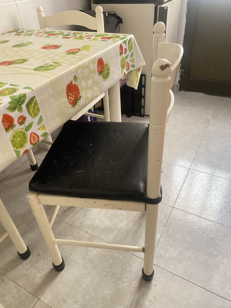 Mesa de cozinha com 4 cadeiras