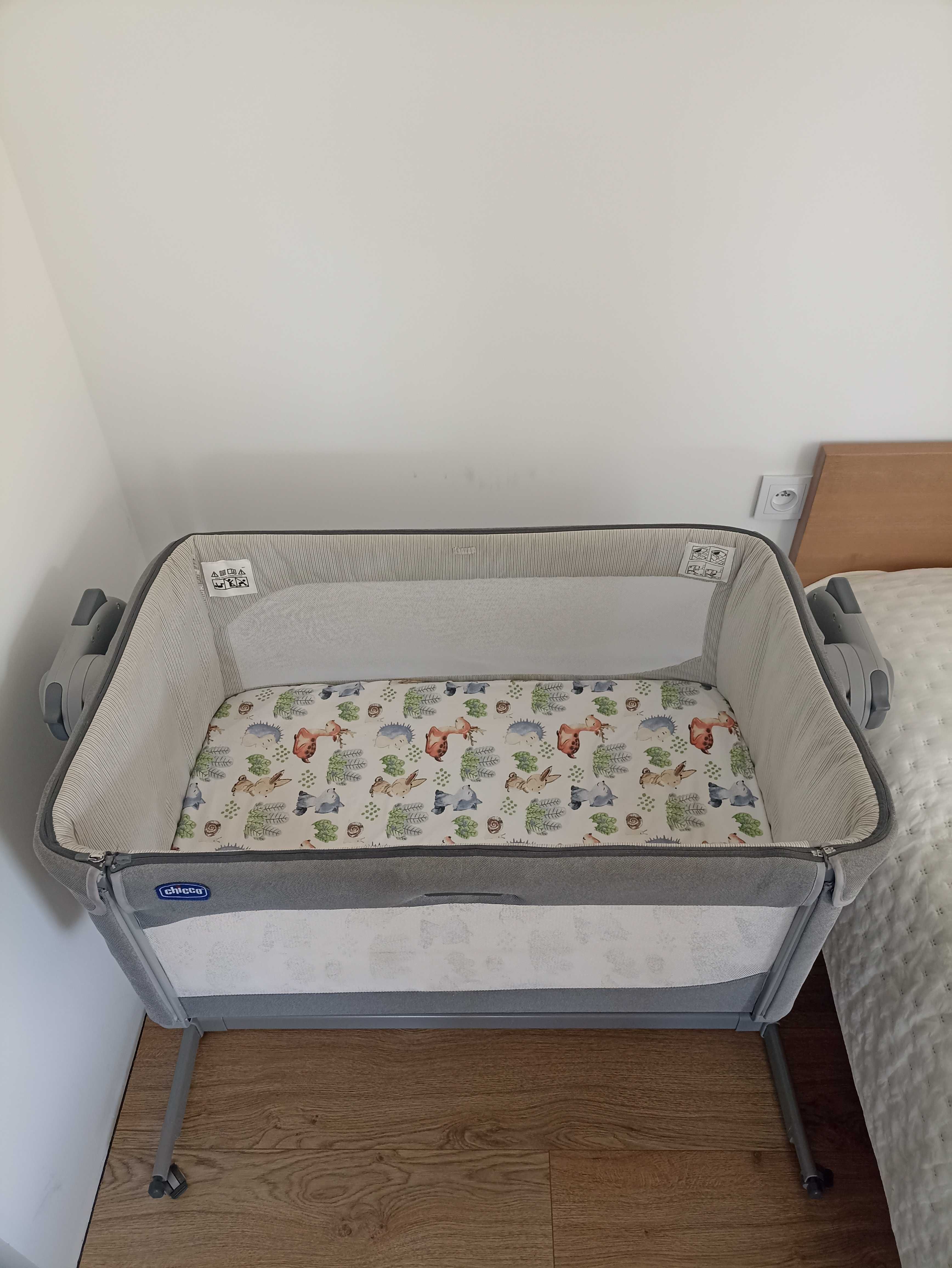 Łóżeczko dziecięce Chicco Next2Me z funkcją kołyski.