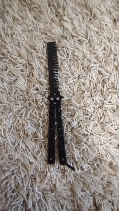 Продам складний гребінець, в стилі ножика метелика