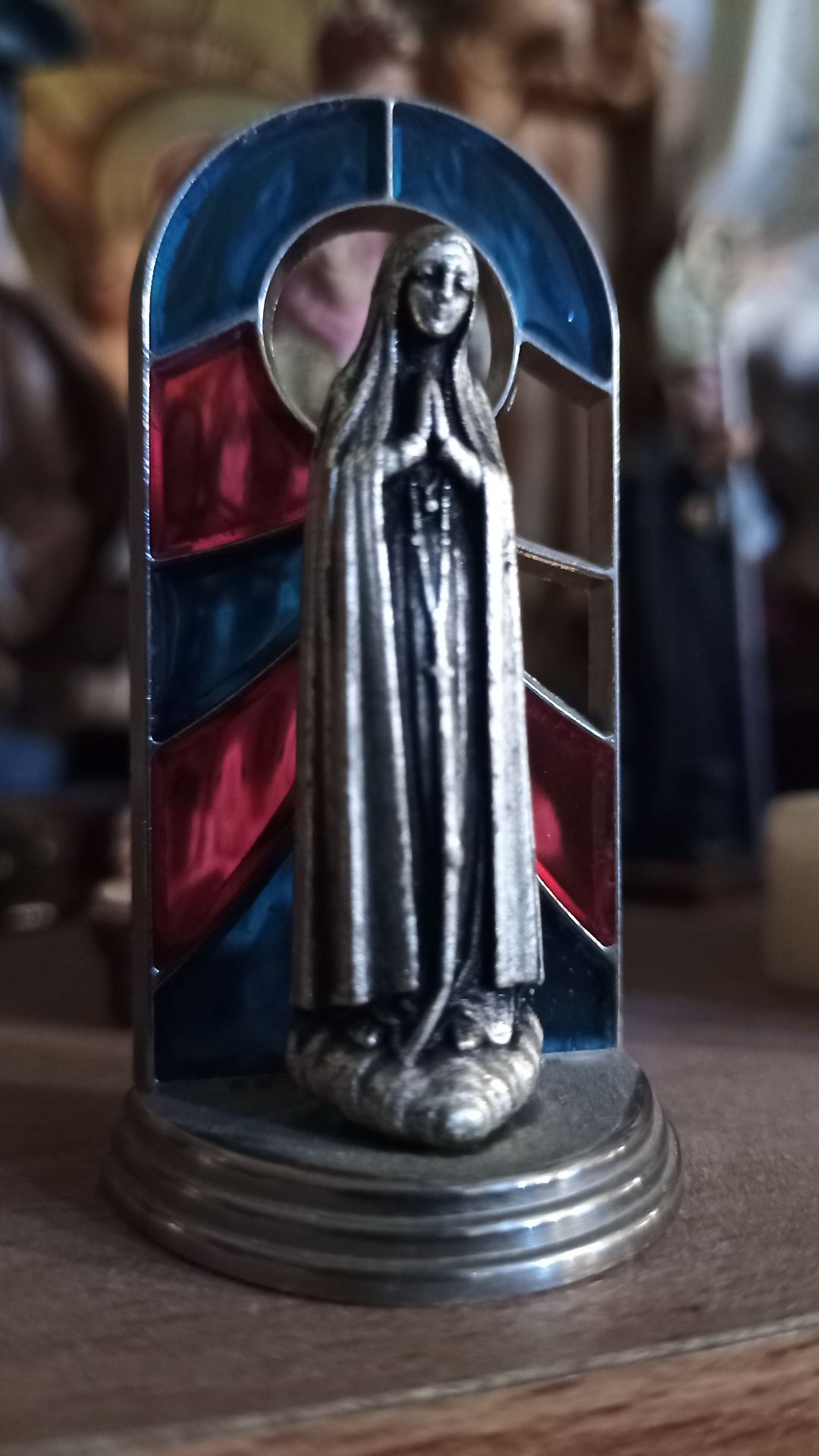 Antigo altar miniatura em metal com nossa senhora