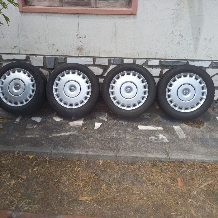 4 × Rodas  Volvo V40