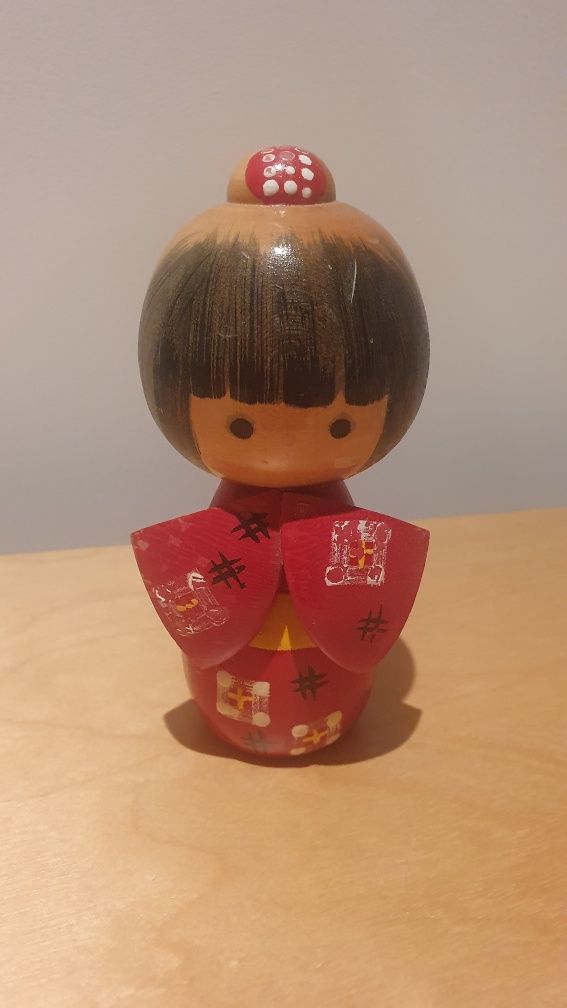 Japońska tradycyjna drewniana lalka Kokeshi
