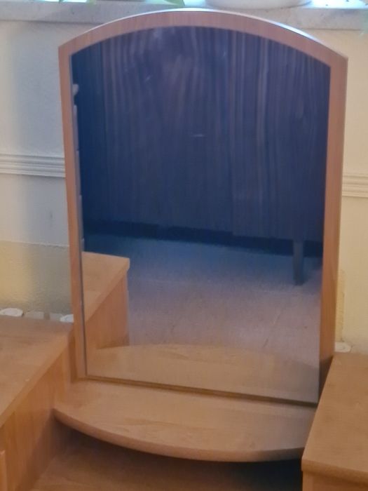 Toaletka z lustrem i pufką. Olcha. Jak nowa. Idealne dla nastolatki