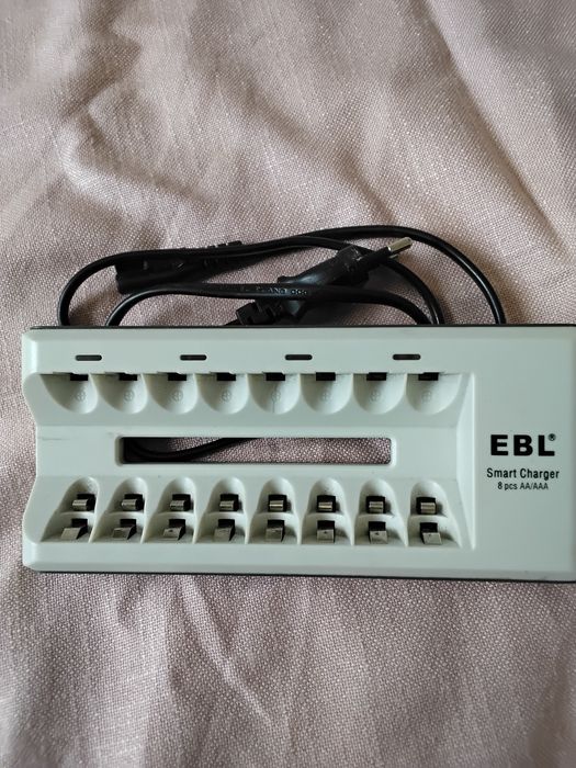 интеллектуальное зарядное устройство EBL для аккумуляторов AA/AAA.